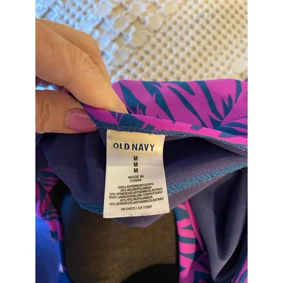 Old Navy One piece Halter Style Top Swimsuit w/ ruching on sides size Medium - Picture 4 of 6